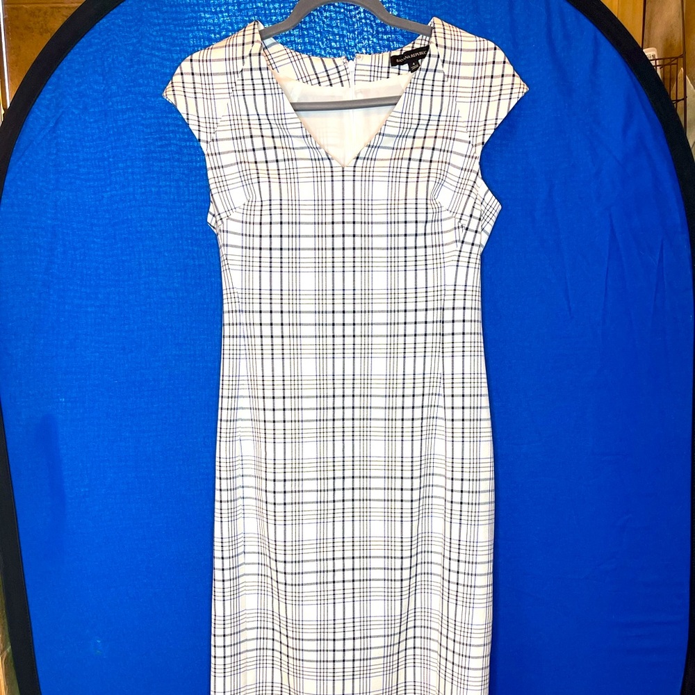 NEW Banana Republic- V-Neck Sheath - White/Navy Plaid - Size 4